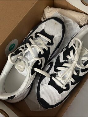 Nike White and Black Women's Athletic Sneakers